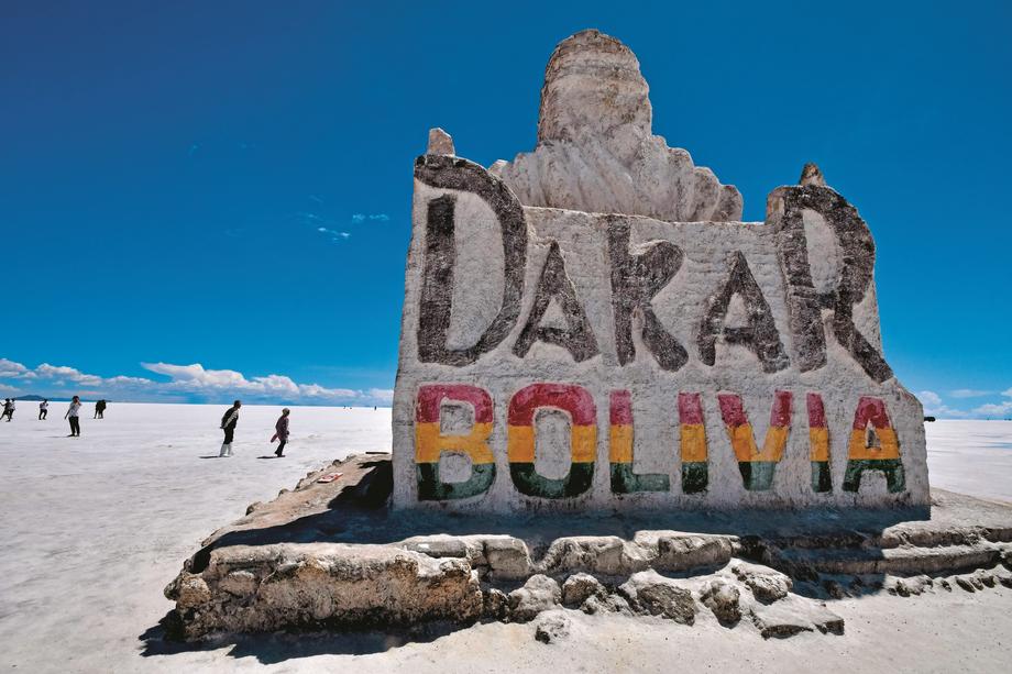 Niesamowity krajobraz słonej pustyni Salar de Uyuni w Boliwii przyciąga podróżników jak magnes. Auto z napędem 4x4 jest tu nieodzowne. W latach 2009––2019 wiodła tędy trasa Rajdu Dakar
