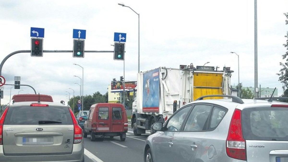 Koniec z wolną jazdą na jednej z najważniejszych ulic miasta. Światła w końcu mają ułatwiać przejazd, a nie tamować ruch - podaje Moje Miasto Szczecin.