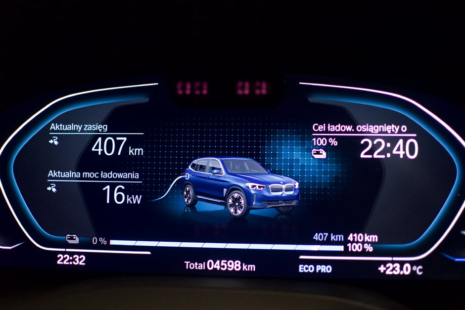 W pełni naładowane akumulatory BMW iX3 powalają na pokonanie ponad 400 km w trasie. 
