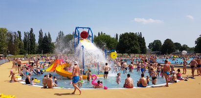 Szok w Brzesku. Kompletnie pijana matka zabrała 4-letnią córkę na basen. Wierzyć się nie chce, ile "wydmuchała"...