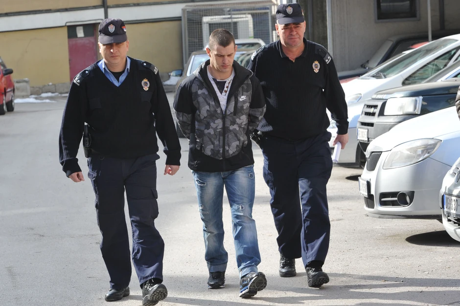 Bez olakšavajućih okolnosti: Zatvorski čuvari uvode Radovanovića u zgradu suda