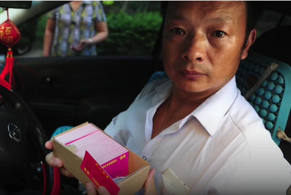 Veng sa karticama koje je delio strankama u taksiju