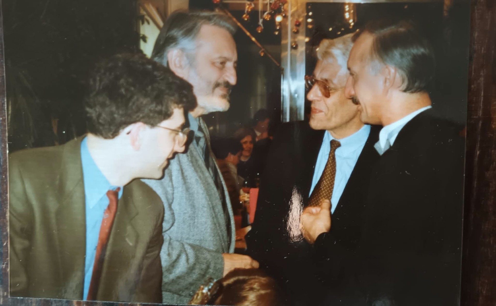 Jozef Banáš zverejnil fotku s Milanom Lasicom z roku 1994, ktorá má popierať tvrdenie dcéry Hany Lasicovej, že od roku 1992 Lasica Banáša ignoroval.