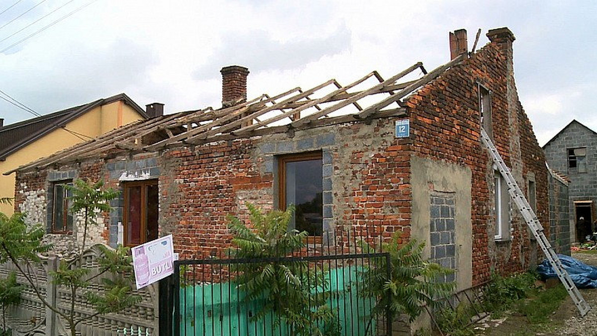 Rodzina z Lgoty Błotnej pod Częstochową straciła swój dom w wyniku pożaru. Małżeństwo i ich siedmioro dzieci nie mają gdzie mieszkać. Czego nie zniszczył ogień, zalała woda... Dzisiaj apelują o pomoc - informuje TVS.