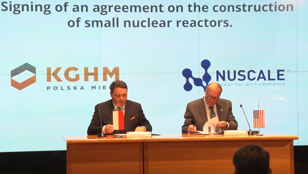 Marcin Chludziński, prezes KGHM Polska Miedź i John L. Hopkins, prezes NuScale Energy w czasie podpisywania wstępnego zobowiązania do rozwoju technologii małych reaktorów SMR