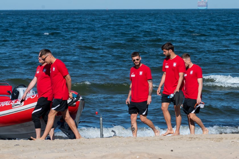 Boso na plaży. Tak "polska husaria" szykuje się do meczu z Hiszpanią