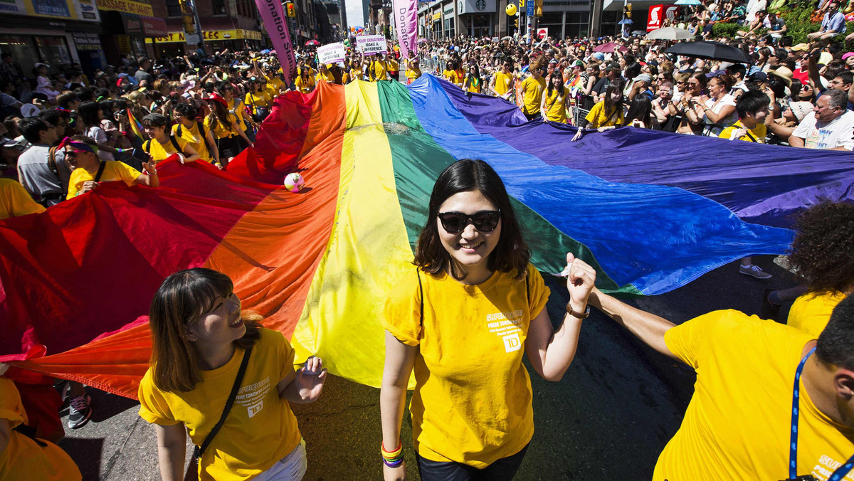 Ulicami centrum Toronto przeszła 33. Pride Parade, największa w Kanadzie parada społeczności LGBT - osób homoseksualnych, biseksualnych i transseksualnych. Po raz pierwszy odbyła się z udziałem urzędującego premiera rządu prowincji Ontario.