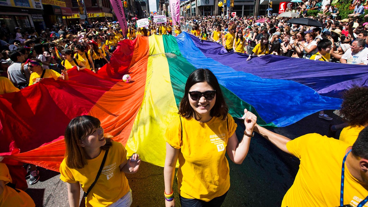 Ulicami centrum Toronto przeszła 33. Pride Parade, największa w Kanadzie parada społeczności LGBT - osób homoseksualnych, biseksualnych i transseksualnych. Po raz pierwszy odbyła się z udziałem urzędującego premiera rządu prowincji Ontario.