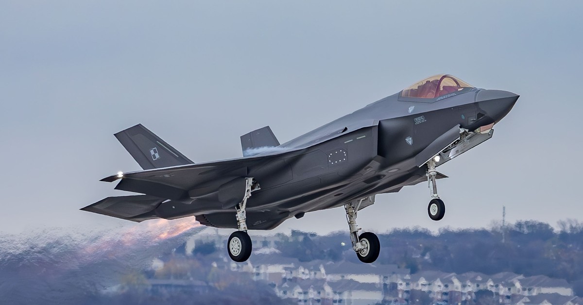 Takiego spotkania jeszcze nie było. F-35 kilkadziesiąt metrów od Su-57!