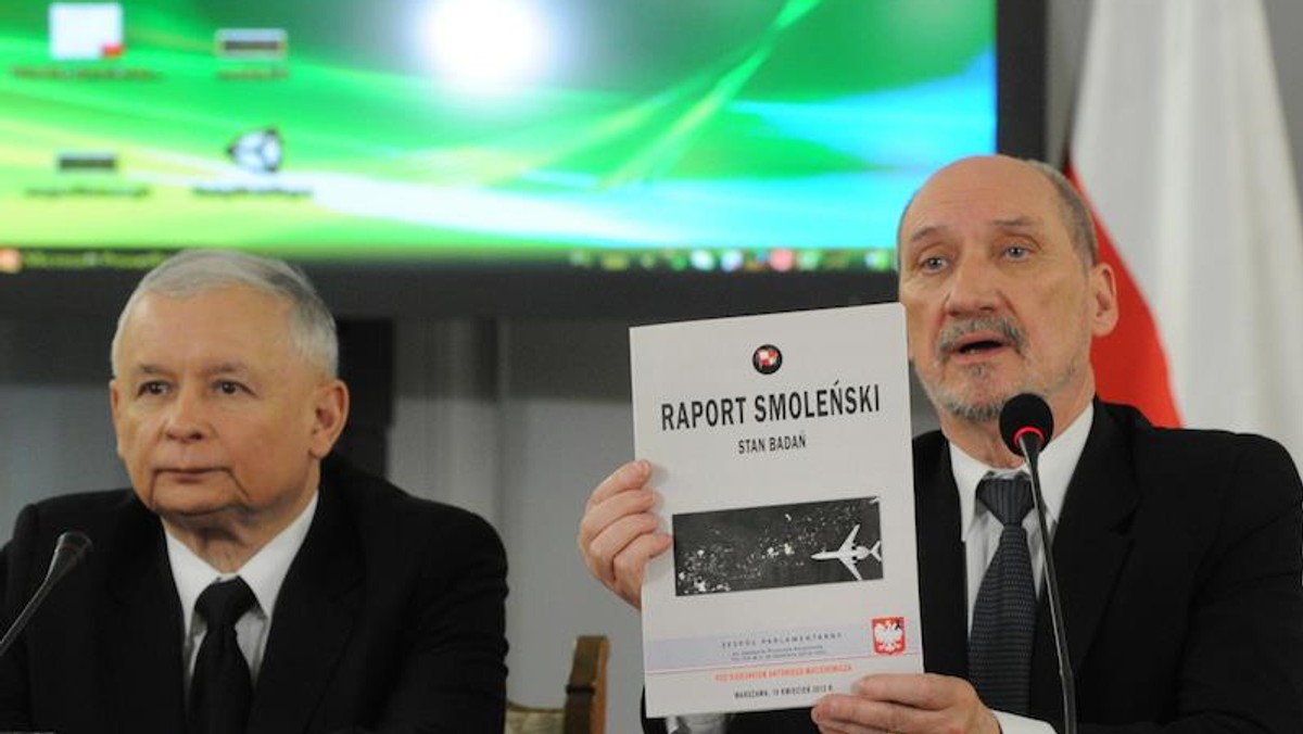 Jarosław Kaczyn´ski i Antoni Macierewicz prezentuja?cy Raport Smolen´ski