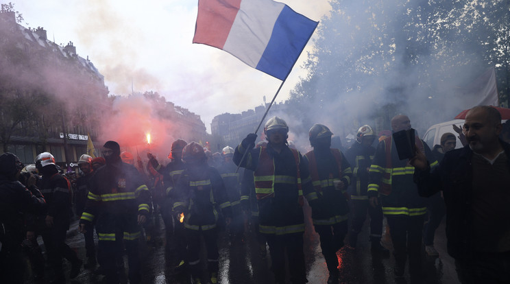 Tízezrek tüntettek Franciaországban a nyugdíjreform ellen / Fotó: MTI/AP/Aurelien Morissard