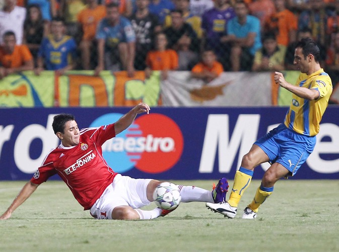 Savvas Poursaitides z Apoelu Nicosia walczy o piłkę z Gervasio Nunezem