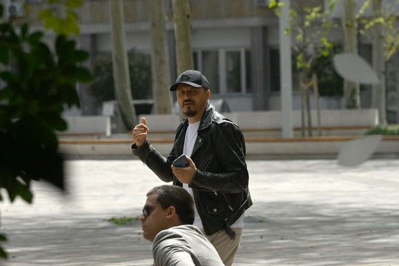 (PAPARACO) UHVATILI SMO DANIELA KAJMAKOSKOG U CENTRU BEOGRADA Ne skida crni kačket - bio u policiji, razgovarao sa nadležnim organima