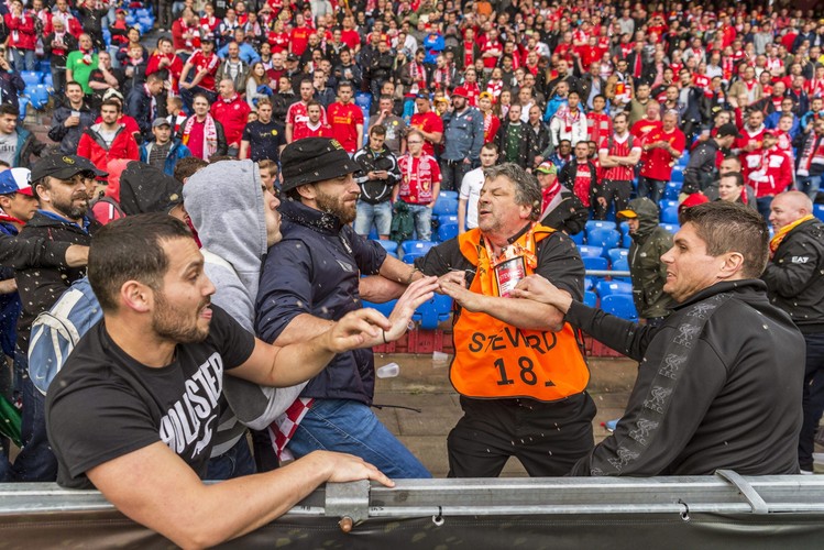 Skandal podczas finału. Na trybunach doszło do bójki kibiców Liverpoolu i Sevilli