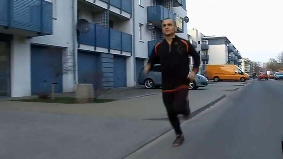 Każdego ranka gen. Roman Polko udaje się do odległego o 12 km biura. Jednak zamiast korzystać z tradycyjnych środków transportu, po prostu biegnie do pracy. Coraz więcej ludzi w Polsce biega i popularyzuje w ten sposób tę formę aktywności fizycznej.