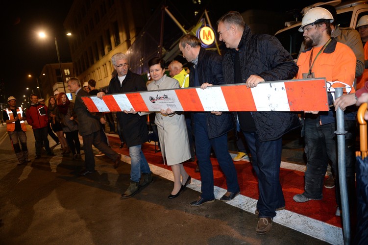 Prezydent Warszawy Hanna Gronkiewicz-Waltz (C) i zastępca prezydenta Warszawy Jacek Wojciechowicz (L) podczas oficjalnego otwarcia ulicy Świętokrzyskiej w Warszawie