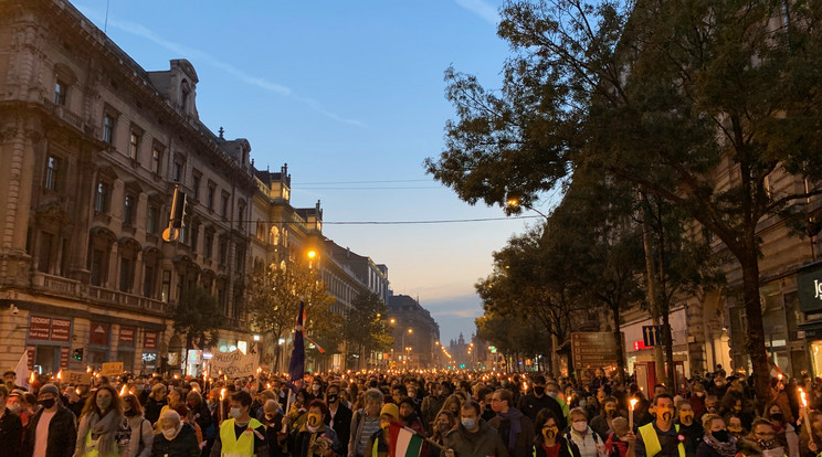 Megérkezett a fáklyás tömeg az Uránia elé. A sor vége még az Erzsébet hídnál tart. / Fotó: Balázs Barnabás