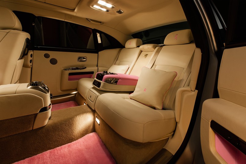 Różowy jak słynna pantera Rolls-Royce Ghost powstał, by wesprzeć działalność fundacji FAB1 Milion prowadzonej przez Chrisa Evansa...