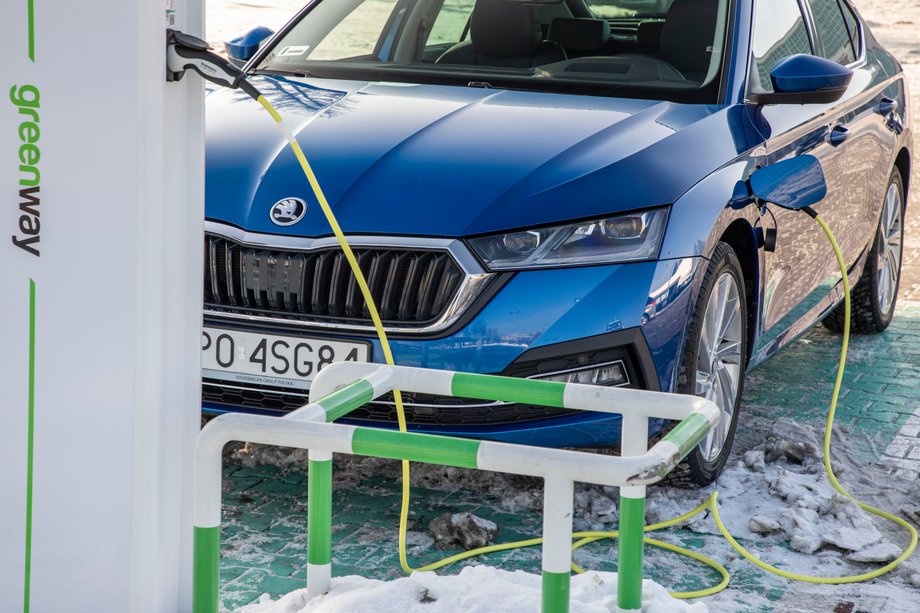 Skoda Octavia iV - można ją ładować ze zwykłego gniazdka 230 V, ale ładowarka pozwala szybciej uzupełnić energię. Tyle że to droższe rozwiązanie.