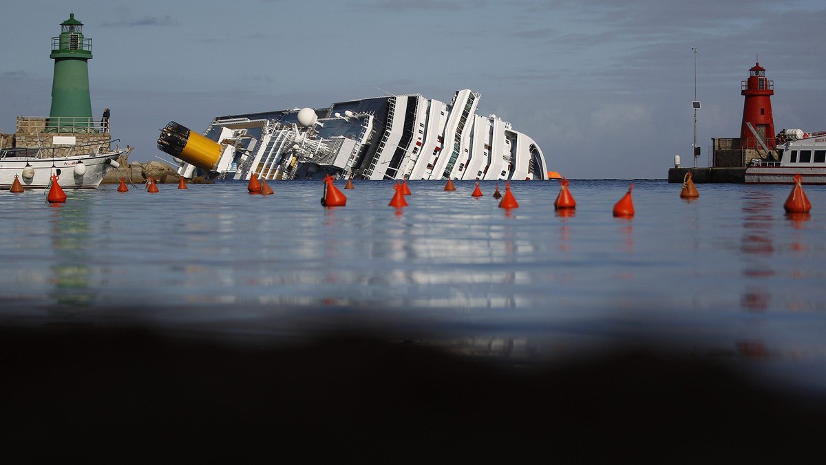 Adwokaci pasażerów statku Costa Concordia uważają, że przyczyn jego katastrofy nie można sprowadzać do 'chwili szaleństwa kapitana" Francesco Schettino i "inercji" załogi. Ich zdaniem trzeba ustalić odpowiedzialność armatora i kapitanatów włoskich portów.