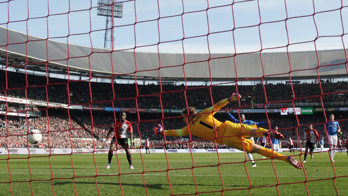 W jednym z niedzielnych meczów 28. kolejki holenderskiej Eredivisie Feyenoord pokonał PSV Eindhoven 2:1. Obie bramki dla gospodarzy w ciągu zaledwie czterech minut zdobył Anass Achahbar.