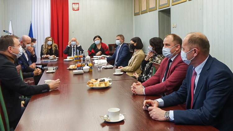 W Bełchatowie odbyło się spotkanie wójtów, prezydenta i starosty. Dyskutowano o podziale pieniędzy po zmianie granicy z gminą Kleszczów