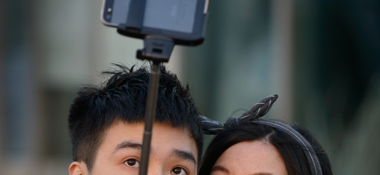 Coraz więcej muzeów na świecie zakazuje używania kijków do robienia selfie