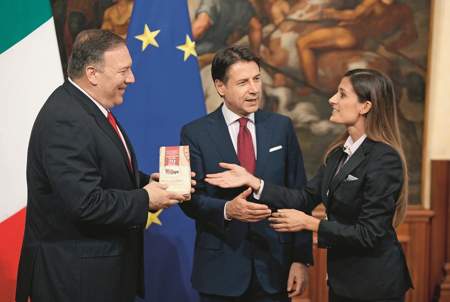 Sekretarz stanu USA Mike Pompeo podczas wizyty u premiera Włoch Giuseppe Contego otrzymuje w prezencie parmezan. Gest włoskiej dziennikarki to protest przeciwko karnym cłom USA. Ich ofiarą padli producenci serów z większości krajów UE, w tym Polski