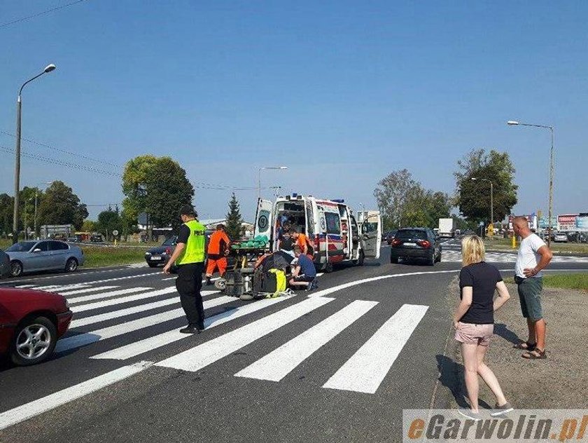 Groźny wypadek pod Garwolinem. Samochód potrącił kobietę na wózku