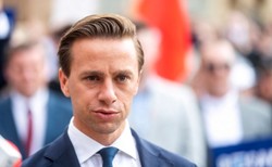 Wandale zniszczyli auto Bosaka w Toruniu. Morawiecki interweniuje