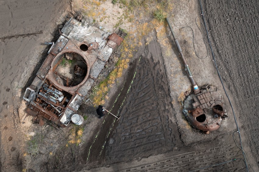 Oštećeni ruski tenk u selu Velika Dimerka u regionu Kijeva, Ukrajina