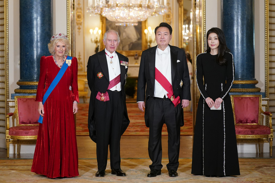 Królowa Kamila, król Karol III, prezydent Korei Południowej Yoon Suk Yeol i jego żona Kim Keon Hee