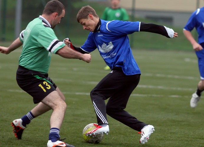 Piotr Żyła jak Donald Tusk. Też lubi haratać w gałę