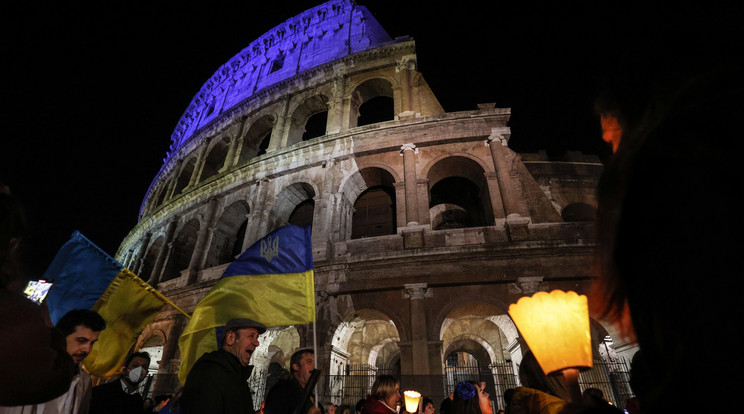 A világ leghíresebb épületei ukrán nemzeti színekben világítottak az éjjel / Fotó: MTI/EPA-ANSA/Giuseppe Lami