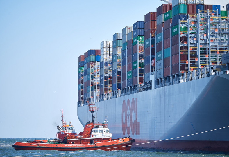 Gdańsk, 28.06.2017. Największy statek kontenerowy na świecie OOCL Hong Kong wpływa do gdańskiego terminala kontenerowego DCT, 28 bm.