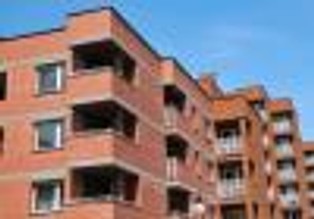 Średnie ceny mieszkań w polskich miastach spadają, ale warto wstrzymać się z kupnem