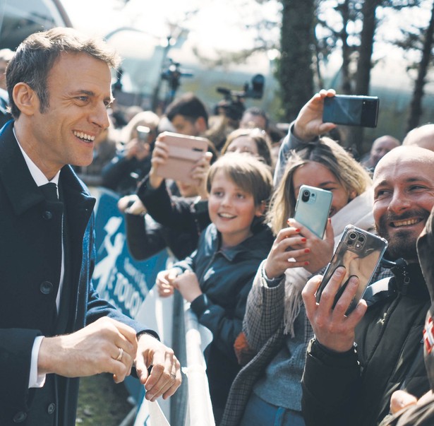 Wstępne dane mówią, że Macron uzyskał więcej głosów, niż dawała mu większość przedwyborczych badań