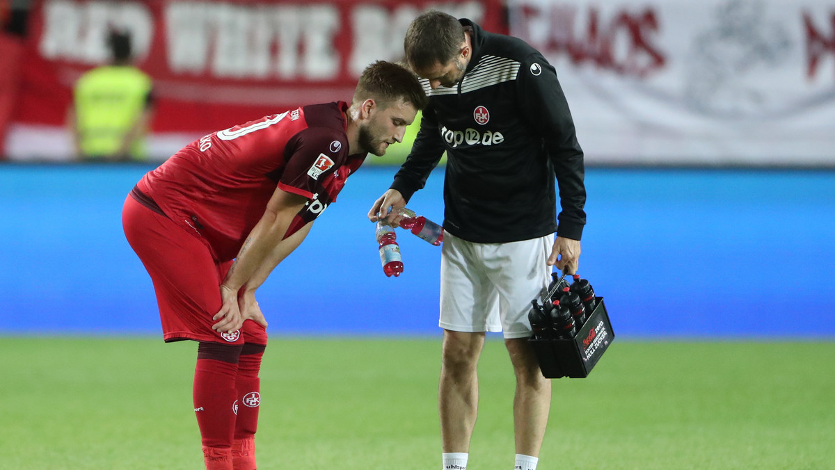 Drugoligowy niemiecki klub piłkarski FC Kaiserslautern jeszcze przez kilka następnych tygodni będzie grał bez kontuzjowanego napastnika Kacpra Przybyłki. Powrót na boisko uniemożliwia niezaleczone złamanie kości śródstopia.