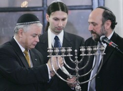 Lech Kaczyński zapalił chanukową świeczkę