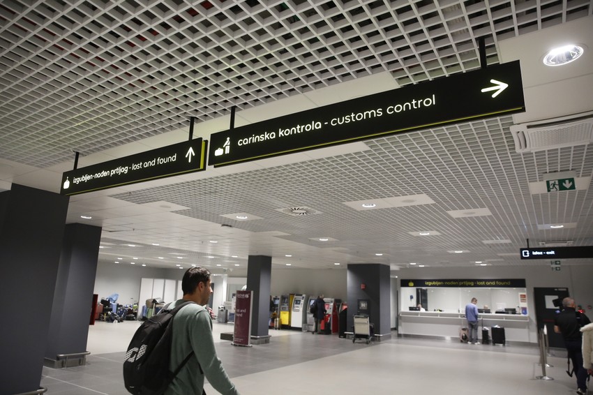 Carinska kontrola na beogradskom aerodromu 