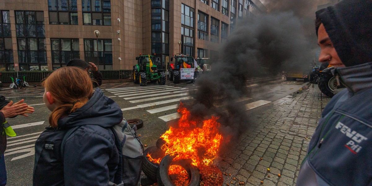 Protest rolników przy siedzibie Rady Europejskiej w Brukseli. 26 lutego 2024 r.