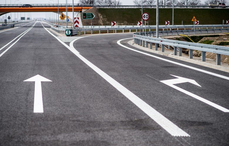 W ramach inwestycji, która była dofinansowana w dużej części z unijnych pieniędzy, powstały trzy węzły drogowe: 'Biała' - początek obwodnicy od strony zachodniej, 'Raczyn' - na skrzyżowaniu DK 74 i DK 45 oraz 'Jodłowiec' - początek obwodnicy od strony wschodniej. Wybudowano dziewięć wiaduktów, w tym jeden nad przejściem dla zwierząt, osiem mostów i dwa przejazdy gospodarcze, które także będą pełniły rolę przejść dla zwierząt.<br><br>(mr) PAP/Grzegorz Michałowski