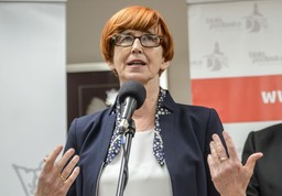 Rafalska: Mniej osób korzysta z pomocy społecznej. To nie zaskoczenie
