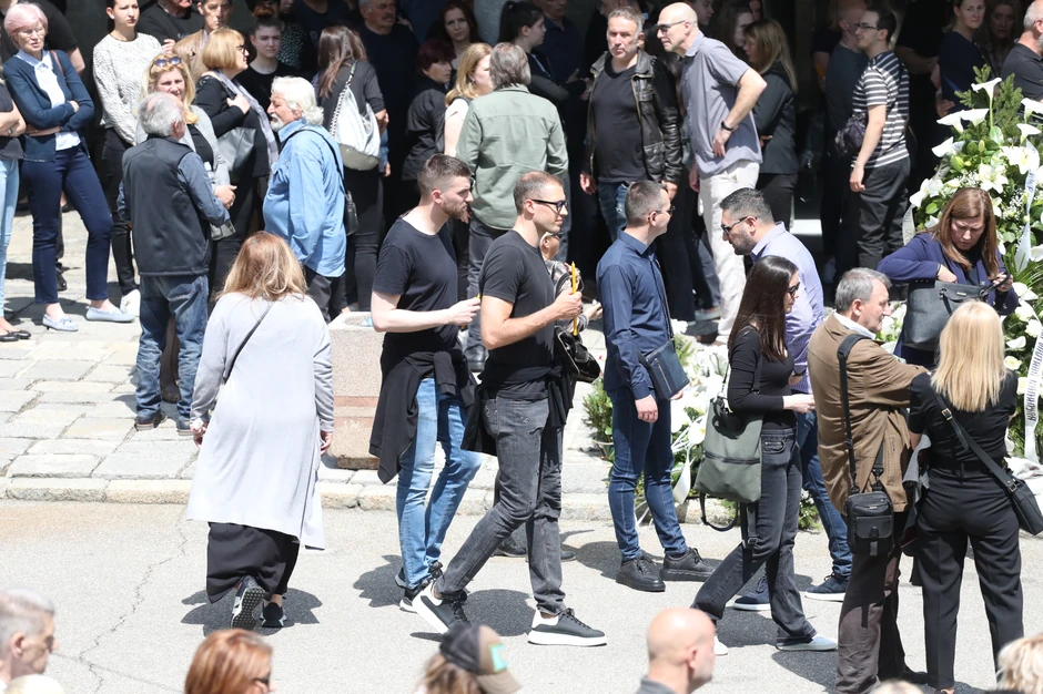 Poslednji oproštaj od E. K. (14) žrtve krvavog pira u OŠ "Vladislav Ribnikar"