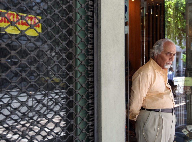 Właściciel sklepu w Atenach czeka na klientów