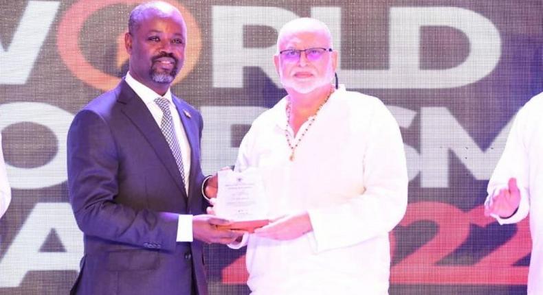 Thomas Tayebwa handing over Tourism award to Sudhir Ruparelia