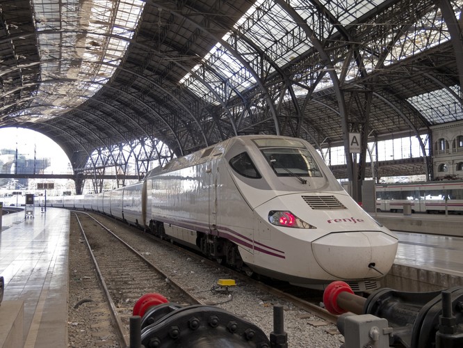 Barcelona jest jednym z najszybciej rozwijających się europejskich miast. Posiada rozbudowaną komunikację miejską, na którą składają się transport tramwajowy, autobusowy, taksówkowy oraz metro. Transport publiczny zapewnia połączenie z różnymi częściami miasta, jak również z przyległymi gminami leżącymi w obszarze metropolitarnym Barcelony. W mieście działa także sieć kolei podmiejskiej tzw. Renfe Cercanías – Cercanías Barcelona oraz kolej liniowa kursująca na wzgórze Montjuïc. W Barcelonie ponadto funkcjonuje również kolej miejska – FGC.
Stolica Katalonii jest głównym ośrodkiem przemysłu przetwórczego, samochodowego, komputerowego i chemicznego w regionie. Jest również ważnym ośrodkiem handlowo - finansowym Hiszpanii.
