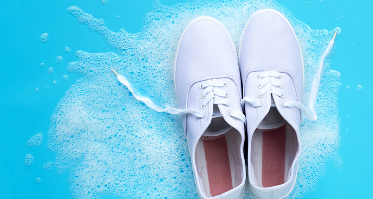 Jak wybielić zżółknięte buty? Sprawdź jak i czym wyczyścić białe buty