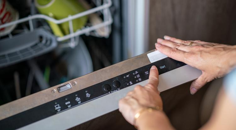 Így pakold be helyesen az evőeszközöket a mosogatógépedbe. Fotó: Getty Images