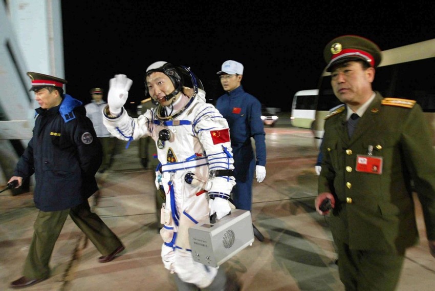 Jang Livej priprema se za polatenja u kapsuli "Šendžou V" u području Unutrašnje Mongolije na zapadu Kine 15. oktobra 2003.